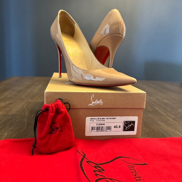 【本日のみの価格】クリスチャン・ルブタン デコルテ 554 パテント　ヌード35 三越伊勢丹 | Christian Louboutin/クリスチャン ルブタン_Women